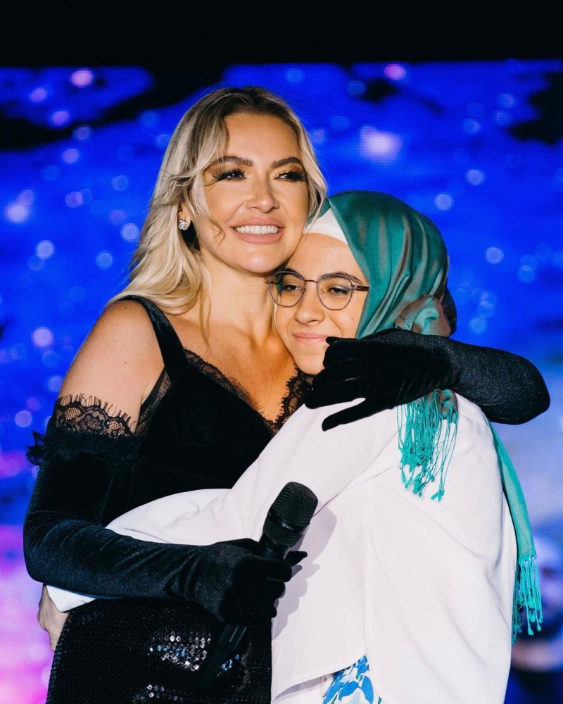 hadise basortulu hayranini sahneye cikardi dustugu not takdir topladi